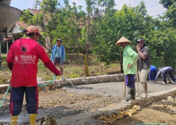 Dana Desa Terbatas, Warga Wukirsari Pati Gotong Royong Cor Jalan 100 Meter 26 GOTONG ROYONG: Warga Desa Wukirsari, Kecamatan Tambakromo, Kabupaten Pati gotong royong mengecor jalan desa pada Kamis, 8 Januari 2026. (Lingkarnews Network)