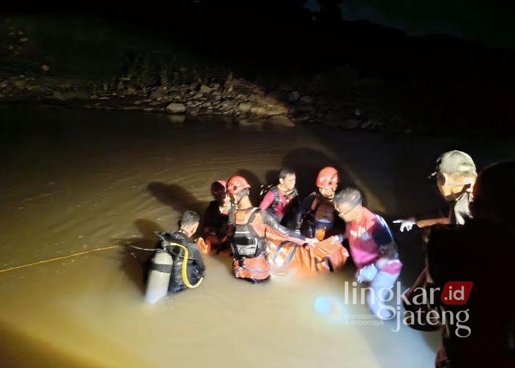 Diduga Terpeleset Saat Bekerja, Warga Jlegong Jepara Hanyut di Sungai Pedut 25 EVAKUASI: Tim SAR gabungan mengevakuasi korban hanyut di Sungai Pedut Desa Jlegong, Kecamatan Keling, Kabupaten Jepara, Jumat, 30 Januari 2026. (Tomi Budianto/Lingkarjateng.id)