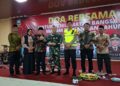 Bupati dan Wakil Bupati Semarang berfoto bersama jajaran Forkopimda setempat dalam doa lintas agama di Gedung Serbaguna Alun-alun Bung Karno, Kecamatan Ungaran Timur, Rabu malam, 31 Desember 2025. (Hesty Imaniar/Lingkarjateng.id)