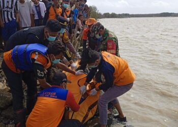 Proses evakuasi mayat warga Kabupaten Batang yang hanyut hingga di Dukuh Bogorame, Desa Timbulsloko Kecamatan Sayung, Kabupaten Demak, Minggu, 25 Januari 2026. (M. Burhanuddin Aslam/Lingkarjateng.id)