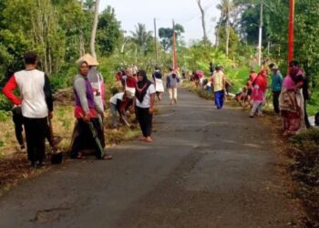 GOTONG ROYONG: Warga Desa Karanganyar, Kecamatan Plantungan, Kabupaten Kendal bersama kader Gerindra Kendal membersihkan lingkungan desa pada Jumat, 9 Januari 2026. (Gerindra Kendal/Lingkarjateng.id)