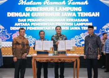 Gubernur Jawa Tengah Ahmad Luthfi (kiri) menyaksikan penandatanganan kerja sama berbagai bidang dengan Pemerintah Provinsi Lampung di Mahan Agung, Kota Bandar Lampung, Selasa malam, 6 Januari 2026. (Humas Pemprov Jateng/Lingkarjateng.id)
