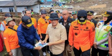 Gubernur Jawa Tengah (Jateng) Ahmad Luthfi meninjau lokasi bencana banjir dan tanah longsor di Kabupaten Purbalingga, Jumat, 30 Januari 2026. (Humas Pemprov Jateng/Lingkarjateng.id)
