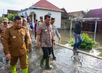 Gubernur Luthfi Belum Tetapkan Status Darurat Bencana di Jateng, Ini Alasannya 32 Gubernur Jawa Tengah, Ahmad Luthfi, saat meninjau banjir di Desa Banjarsari, Kecamatan Gabus, Kabupaten Pati, Selasa, 13 Januari 2026. (Humas Pemprov Jateng/Lingkarjateng.id)