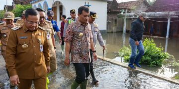 Gubernur Luthfi Belum Tetapkan Status Darurat Bencana di Jateng, Ini Alasannya 18 Gubernur Jawa Tengah, Ahmad Luthfi, saat meninjau banjir di Desa Banjarsari, Kecamatan Gabus, Kabupaten Pati, Selasa, 13 Januari 2026. (Humas Pemprov Jateng/Lingkarjateng.id)
