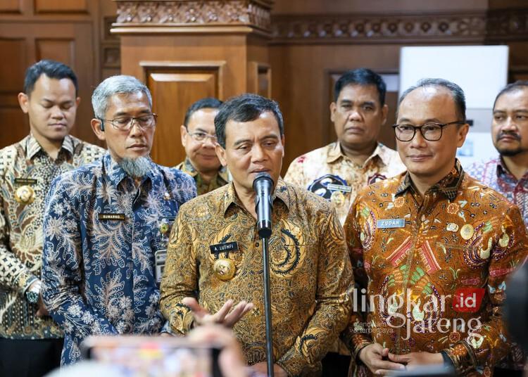 Pariwisata Jawa Tengah Unggul Nasional, Aglomerasi dan Desa Wisata Jadi Andalan 25 Gubernur Jawa Tengah, Ahmad Luthfi, memberi keterangan di kantornya, Jumat, 9 Januari 2026. (Humas Pemprov Jateng/Lingkarjateng.id)