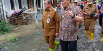 Tinjau Banjir di Pati, Gubernur Jateng Ungkap Belum Berencana Lakukan Modifikasi Cuaca 17 Gubernur Jawa Tengah, Ahmad Luthfi, saat meninjau banjir di Desa Banjarsari, Kecamatan Gabus, Kabupaten Pati, Selasa, 13 Januari 2026. (Humas Pemprov Jateng/Lingkarjateng.id)