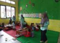 Guru PAUD Nusa Indah 02 Salatiga saat melaksanakan kegiatan belajar mengajar bersama anak didiknya di kelas, Rabu, 14 Januari 2026. (Angga Rosa/Lingkarjateng.id)