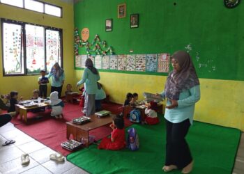 Insentif Non ASN Dihapus, Guru PAUD di Salatiga Bertahan Hidup dengan Gaji Rp75.000 Per Bulan 26 Guru PAUD Nusa Indah 02 Salatiga saat melaksanakan kegiatan belajar mengajar bersama anak didiknya di kelas, Rabu, 14 Januari 2026. (Angga Rosa/Lingkarjateng.id)