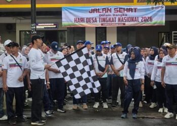 Kegiatan jalan sehat dalam rangka Hari Desa Nasional 2024 di Kantor Dinas PMD Kabupaten Kudus, Jumat, 9 Januari 2026. (Nisa Hafizhotus Syarifa/Lingkarjateng.id)