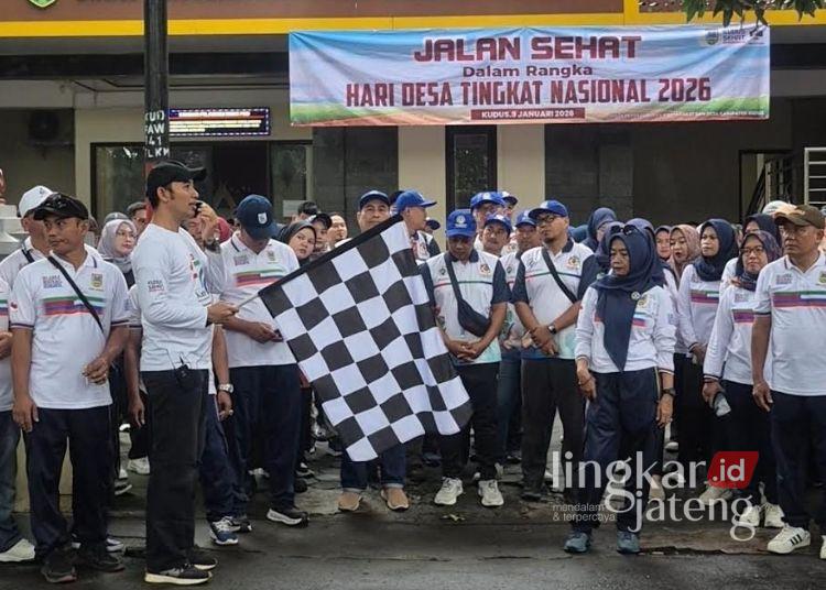 Hari Desa Nasional, Pemkab Kudus Ajak Semua Elemen Sengkuyung Bangun Desa 25 Kegiatan jalan sehat dalam rangka Hari Desa Nasional 2024 di Kantor Dinas PMD Kabupaten Kudus, Jumat, 9 Januari 2026. (Nisa Hafizhotus Syarifa/Lingkarjateng.id)