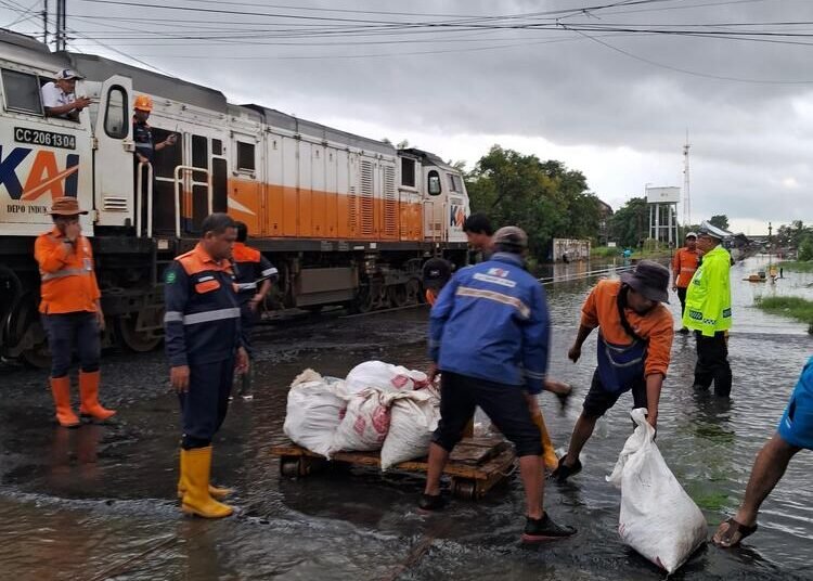 Jalur KA Pekalongan–Sragi Dialihkan gegara Tertutup Genangan Air, Ini Rute Alternatifnya 25 Jalur KA Pekalongan–Sragi Tertutup Genangan Air, Sejumlah Kereta Dialihkan-Dibatalkan. Foto : Dok. Daop IV Semarang for Lingkar Jateng