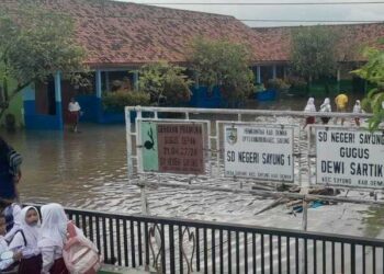 17 SD Negeri di Demak Masih Terendam Banjir, Sebagian Terapkan KBM Secara Daring 26 Kondisi SD Negeri Sayung 1 yang masih terendam banjir bingga saat ini. Foto : M. Burhan / Lingkar Jateng