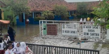 Kondisi SD Negeri Sayung 1 yang masih terendam banjir bingga saat ini. Foto : M. Burhan / Lingkar Jateng