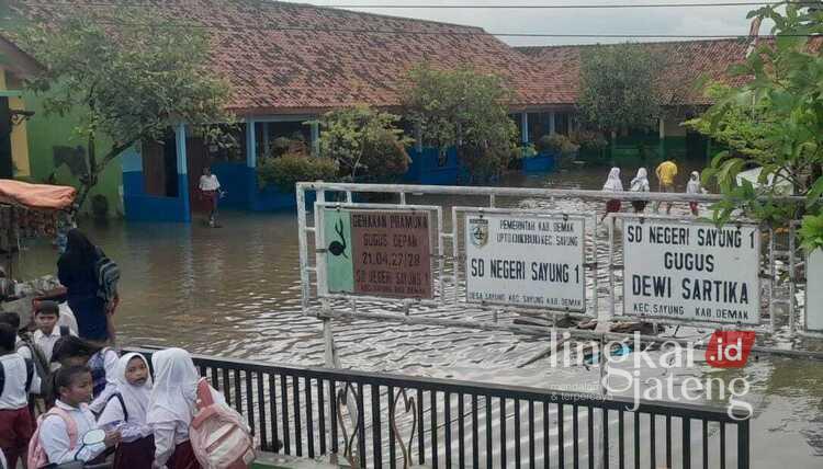 17 SD Negeri di Demak Masih Terendam Banjir, Sebagian Terapkan KBM Secara Daring 25 Kondisi SD Negeri Sayung 1 yang masih terendam banjir bingga saat ini. Foto : M. Burhan / Lingkar Jateng