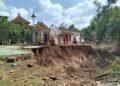 MENCEKAM : Rumah warga berdampingan dengan Longsor di Dukuh Lukbang, RT.04/RW.02, Desa Puledagel, Kecamatan Jepon, Kabupaten Blora. Foto : Eko Wicaksono/LINGKAR