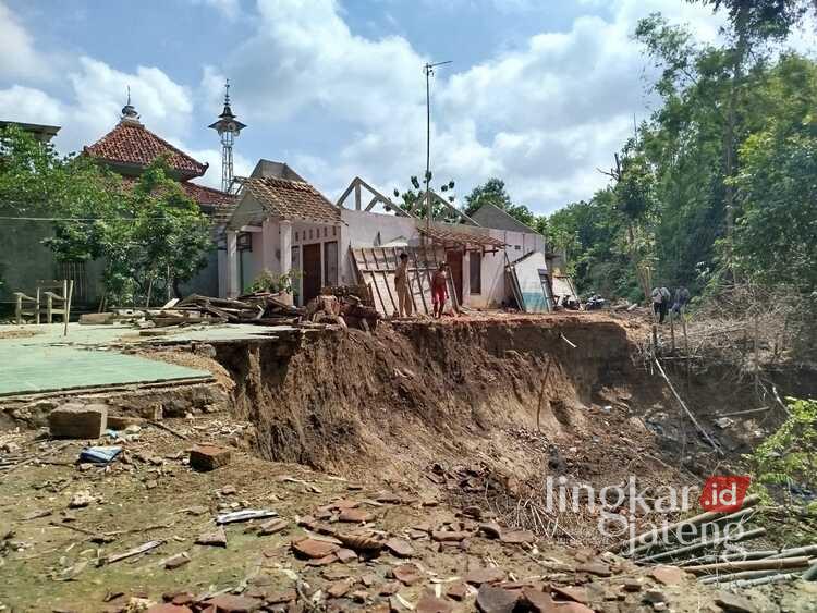 Miris! Rumah Warga Blora Berdampingan dari Longsor yang Berjarak 5 Meter, Ini Harapannya 25 MENCEKAM : Rumah warga berdampingan dengan Longsor di Dukuh Lukbang, RT.04/RW.02, Desa Puledagel, Kecamatan Jepon, Kabupaten Blora. Foto : Eko Wicaksono/LINGKAR