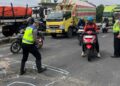 Curah Hujan Tinggi Picu Kerusakan Jalan di Demak, Pengendara Diimbau Selalu Waspada 28 Petugas Satlantas Polres Demak memberikan tanda di ruas jalan yang rusak. Foto : M. Burhan/ Lingkar Jateng