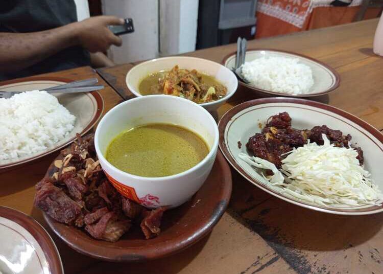 Bertahan 3 Generasi, Nikmatnya Santap Gulai Kambing Mbah Djaeni Salatiga Kuliner Legendaris Sejak 1978. Foto : Angga / Lingkar Jateng