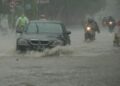BMKG: Demak hingga Rembang Berpotensi Dilanda Cuaca Ekstrem sampai 3 Hari ke Depan 28 Ilustrasi: Pengendara motor dan mobil menerjang banjir dan hujan lebat akibat cauca ekstrem. (Antara/Lingkarjateng.id)