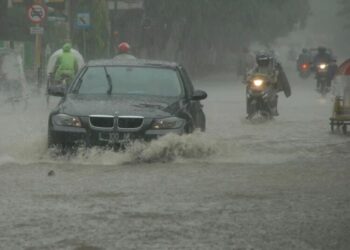 Ilustrasi: Pengendara motor dan mobil menerjang banjir dan hujan lebat akibat cauca ekstrem. (Antara/Lingkarjateng.id)