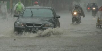 BMKG: Demak hingga Rembang Berpotensi Dilanda Cuaca Ekstrem sampai 3 Hari ke Depan 24 Ilustrasi: Pengendara motor dan mobil menerjang banjir dan hujan lebat akibat cauca ekstrem. (Antara/Lingkarjateng.id)