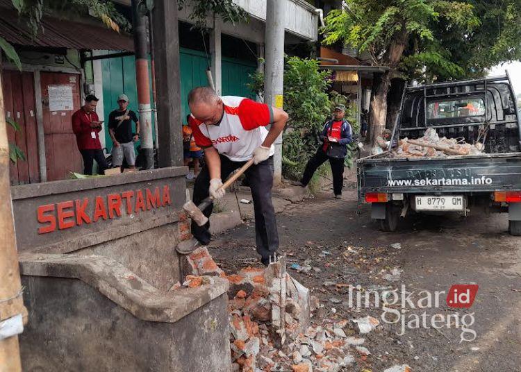 Jadi Pembuangan Liar, Tiga TPS di Weleri Kendal Dirobohkan 25 Petugas merobohkan tempat pembuangan sampah di Kecamatan Weleri, Kabupaten Kendal pada Jumat, 9 Januari 2026. (Anik Kustiani/Lingkarjateng.id)