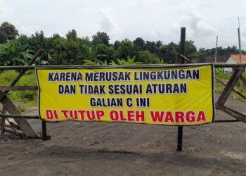 Jalan tambang galian C di Desa Protomulyo, Kecamatan Kaliwungu Selatan, Kabupaten Kendal, ditutup warga, Senin, 12 Januari 2026. (Anik Kustiani/Lingkarjateng.id)