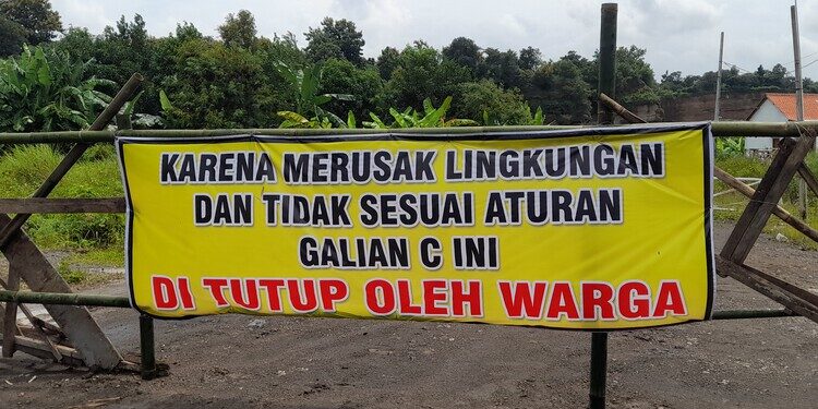 Jalan tambang di Kaliwungu Selatan Kendal ditutup warga