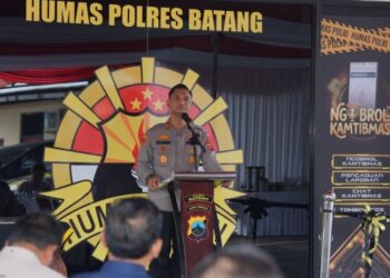 Mantan Kapolres AKBP Edi Rahmat Mulyana meresmikan gedung Media Management Center (MMC) Polres Batang sebelum bertugas di Polda Jawa Barat pada Selasa, 13 Januari 2026. (Humas Polres Batang/Lingkarjateng.id)