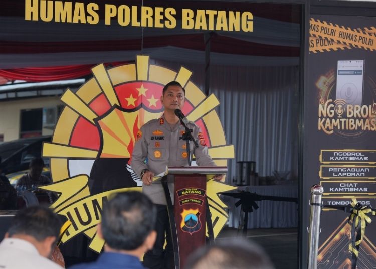 Jalin Sinergi Media, AKBP Edi Rahmat Mulyana Resmikan MMC Polres Batang 25 Mantan Kapolres AKBP Edi Rahmat Mulyana meresmikan gedung Media Management Center (MMC) Polres Batang sebelum bertugas di Polda Jawa Barat pada Selasa, 13 Januari 2026. (Humas Polres Batang/Lingkarjateng.id)