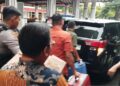 Tim penyidik KPK membawa dua koper dan satu kardus berisi dokumen usai melakukan penggeledahan kantor dan rumah dinas Bupati Pati Sudewo yang berada satu kompleks di Pendopo Kabupaten Pati, Kamis, 22 Januari 2026. (Antara/Lingkarjateng.id)