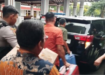 Tim penyidik KPK membawa dua koper dan satu kardus berisi dokumen usai melakukan penggeledahan kantor dan rumah dinas Bupati Pati Sudewo yang berada satu kompleks di Pendopo Kabupaten Pati, Kamis, 22 Januari 2026. (Antara/Lingkarjateng.id)