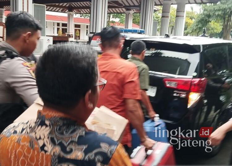Tak Hanya Rumah Dinas Sudewo, KPK Juga Geledah Kantor Dispermades Pati 25 Tim penyidik KPK membawa dua koper dan satu kardus berisi dokumen usai melakukan penggeledahan kantor dan rumah dinas Bupati Pati Sudewo yang berada satu kompleks di Pendopo Kabupaten Pati, Kamis, 22 Januari 2026. (Antara/Lingkarjateng.id)