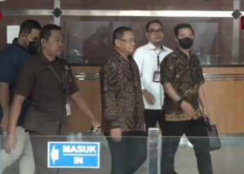 Bupati Pati, Sudewo (tengah), saat dikawal tim Komisi Pemberantasan Korupsi (KPK) dalam operasi tangkap tangan pada Senin, 19 Januari 2026. (Antara/Lingkarjateng.id)