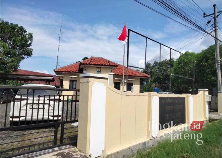 KPK Periksa Camat, Kades, hingga Perangkat Desa Pati di Rembang 25 Suasana di Polsek Sumber, Kabupaten Rembang pada Senin, 19 Januari 2026 menyusul kabar pemeriksaan sejumlah pegawai pemerintahan Kabupaten Pati. (Vicky Rio/Lingkarjateng.id)