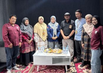 Kepala KPP Pratama Pati Rusidyanto T.A. Umar (empat dari kanan) foto bersama Direktur Koran Lingkar Heny Susilowati (lima dari kanan) dan Pemred Koran Lingkar Nailin RA (tujuh dari kanan) usai diskusi tentang Coretax di Kantor LMG, Pati, JawaTengah, Kamis, 29 Januari 2026. (Lingkarnews Network)