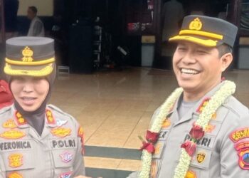 Pejabat lama AKBP Veronica bersalaman dengan Kapolres Salatiga yang baru AKBP Ade Papa Rihi usai sertijab di Mapolres Kota Salatiga pada Rabu, 14 Januari 2026. (Angga Rosa/Lingkarjateng.id)