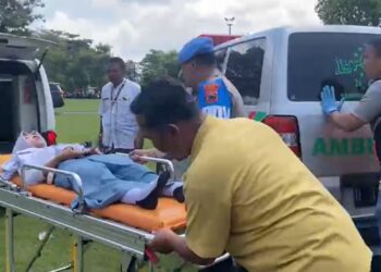 Kasus Keracunan MBG di SMA 2 Kudus, Siswa Mengalami Sakit Perut hingga Diare 27 Petugas mengevakuasi siswa SMA 2 Kudus yang diduga mengalami keracunan menu makan bergizi gratis pada Kamis, 29 Januari 2026. (Fahtur Rohman/Lingkarjateng.id)