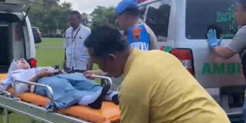 Petugas mengevakuasi siswa SMA 2 Kudus yang diduga mengalami keracunan menu makan bergizi gratis pada Kamis, 29 Januari 2026. (Fahtur Rohman/Lingkarjateng.id)