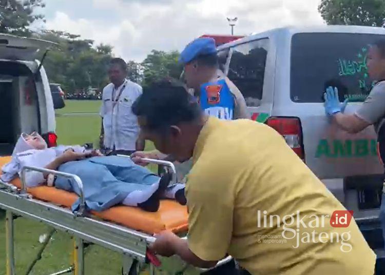 Kasus Keracunan MBG di SMA 2 Kudus, Siswa Mengalami Sakit Perut hingga Diare 25 Petugas mengevakuasi siswa SMA 2 Kudus yang diduga mengalami keracunan menu makan bergizi gratis pada Kamis, 29 Januari 2026. (Fahtur Rohman/Lingkarjateng.id)