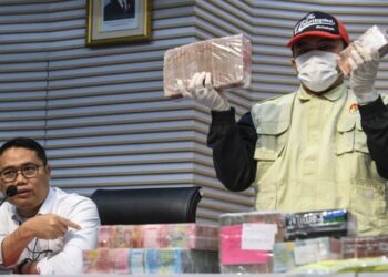 Kasus Sudewo Diusut, KPK Ungkap Pengepul Kembalikan Uang Calon Perangkat Desa 25 Plt Deputi Penindakan dan Eksekusi Komisi Pemberantasan Korupsi (KPK) Asep Guntur Rahayu menyampaikan keterangan serta menunjukkan barang bukti berupa uang tunai terkait Operasi Tangkap Tangan (OTT) Bupati Pati dan Wali Kota Madiun kepada media di Gedung KPK Merah Putih, Jakarta, Selasa, 20 Januari 2026. (Antara/Lingkarjateng.id)