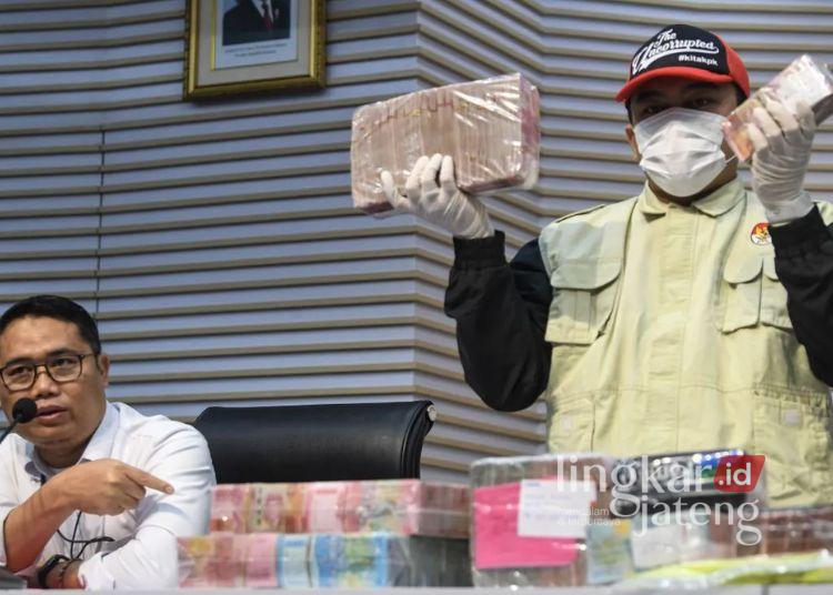 Kasus Sudewo Diusut, KPK Ungkap Pengepul Kembalikan Uang Calon Perangkat Desa 25 Plt Deputi Penindakan dan Eksekusi Komisi Pemberantasan Korupsi (KPK) Asep Guntur Rahayu menyampaikan keterangan serta menunjukkan barang bukti berupa uang tunai terkait Operasi Tangkap Tangan (OTT) Bupati Pati dan Wali Kota Madiun kepada media di Gedung KPK Merah Putih, Jakarta, Selasa, 20 Januari 2026. (Antara/Lingkarjateng.id)