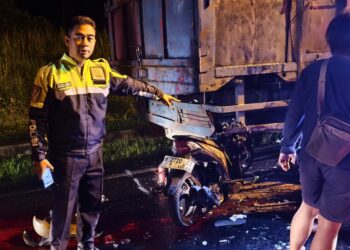 Kecelakaan Maut di JLS Salatiga, Pemotor Tewas Tabrak Truk Tronton Parkir 28 Petugas Satlantas Polres Salatiga saat melakukan olah TKP kecelakaan maut di JLS, Sabtu malam, 10 Januari 2026. (Satlantas Polres Salatiga/Lingkarjateng.id)