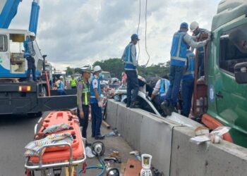 Petugas Satlantas Polres Batang sedang melakukan proses evakuasi kecelakaan di Tol Batang-Semarang tepatnya di Desa Karanggeneng, Kabupaten Batang, Minggu siang, 4 Januari 2026. (Antara/Lingkarjateng.id)