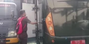 Kejari Pati Baru Lunasi Pajak Kendaraan Usai Viral di Medsos 9 Kendaraan milik Kejaksaan Negeri Pati berplat nomor K 7015 XA yang sempat viral karena nunggak pajak. (Lingkarnews Network)