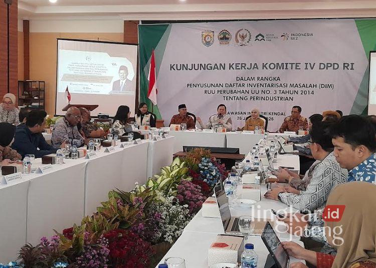 KEK Kendal Jadi Lokus Penyusunan Daftar Inventarisasi Masalah Revisi UU Perindustrian 25 Bupati Kendal, Dyah Kartika Permanasari saat menerima kunjungan kerja DPD RI di KEK Kendal, Senin, 26 Januari 2026. (Anik Kustiani/Lingkarjateng.id)