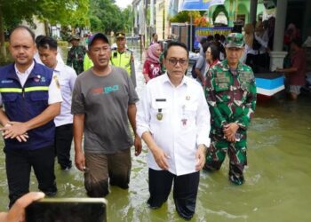 Plt Bupati Pati Risma Ardhi Chandra saat meninjau banjir. (Lingkarnews Network)