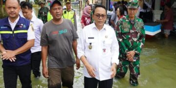 Status Tanggap Darurat Bencana Pati Diperpanjang Hingga 6 Februari 2026 3 Plt Bupati Pati Risma Ardhi Chandra saat meninjau banjir. (Lingkarnews Network)