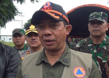 Kepala BNPB Letjen TNI Suharyanto memberi keterangan saat kunjungan ke Kabupaten Demak, Sabtu, 17 Januari 2026. (M. Burhanuddin Aslam/Lingkarjateng.id)